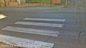 Montefiascone - Le strisce pedonali dipinte a metà a Zepponami