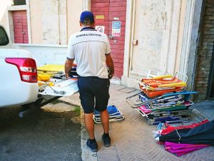 Civitavecchia - Le attrezzature balneari sequestrata dalla Guardia costiera