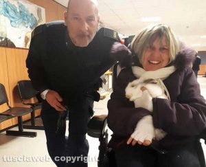 Mariarosa Fonti in tribunale col coniglietto Adriano, scortata da Enzo Colasuonno