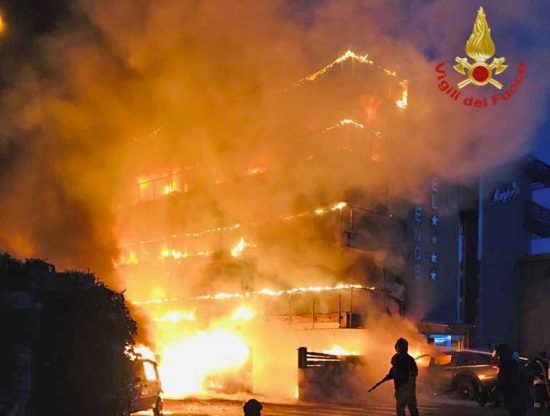 Montalto di Castro - L'hotel Margherita distrutto dall'incendio - I vigili del fuoco in azione