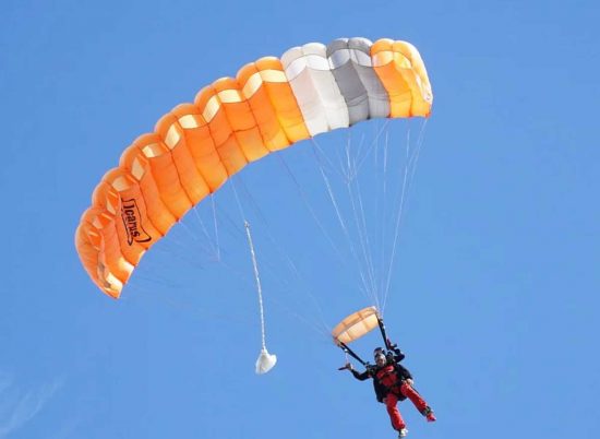 Un paracadutista