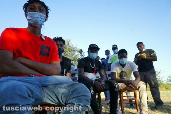 Celleno - I lavoratori del terreno gestito da migranti e rifugiati