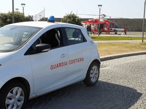 L'intervento di guardia costiera e vigili del fuoco
