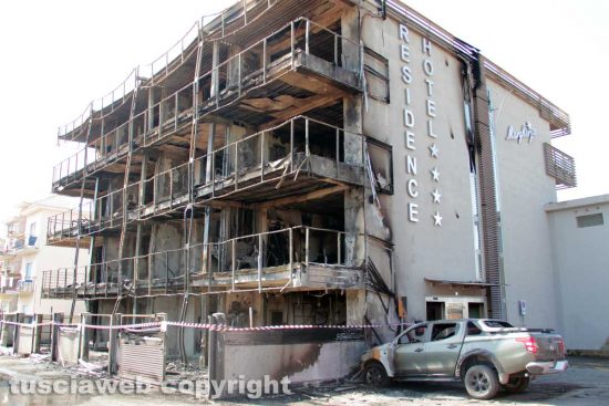 Montalto di Castro - L'hotel Margherita distrutto dall'incendio