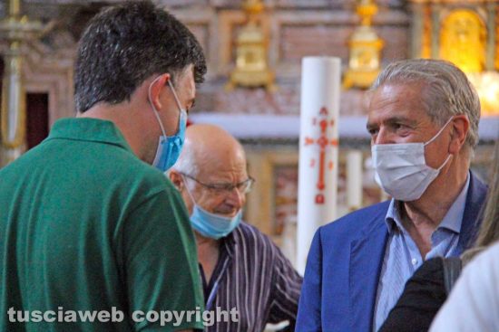 Viterbo - Il sindaco Giovanni Arena (sulla destra) con i familiari di Rodolfo Perazzino