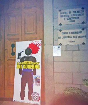 Viterbo - CasaPound - Il cartonato davanti alla camera di commercio