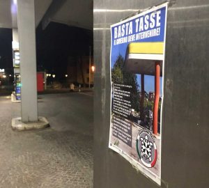 Viterbo - CasaPound - Volantino a un distributore di benzina