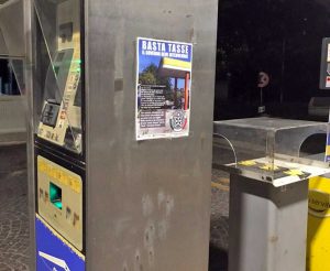 Viterbo - CasaPound - Volantino a un distributore di benzina