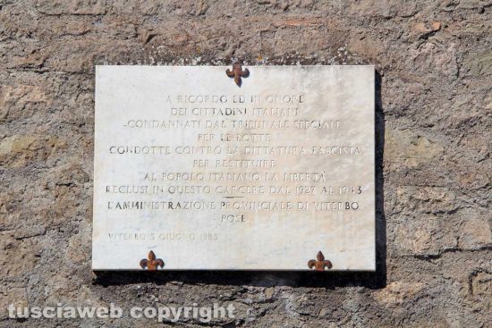 Viterbo - Unitus - L'epigrafe a ricordo dei detenuti antifascisti a Santa Maris in Gradi