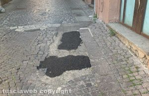 Viterbo - Pavimentazione rattoppata a piazza delle Erbe