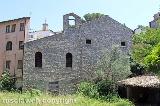 Viterbo - L'edificio di fronte alla chiesa di Santa Croce