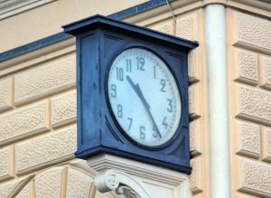 L'orologio della stazione fermo alle ore 10.25 in ricordo delle vittime