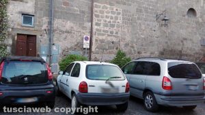 La piazzetta del centro storico di Bagnaia con le auto 