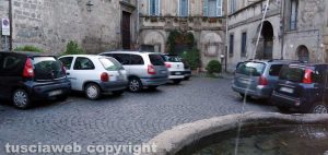 La piazzetta del centro storico di Bagnaia con le auto 