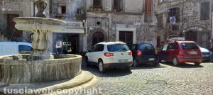 La piazzetta del centro storico di Bagnaia con le auto 