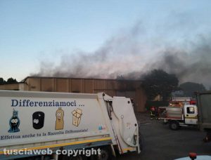 Montefiascone - In fiamme capannone per la rimessa dei mezzi di Viterbo ambiente