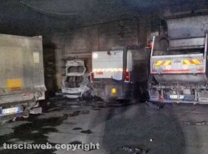Montefiascone - In fiamme capannone per la rimessa dei mezzi di Viterbo ambiente