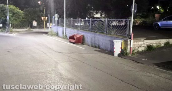 Il divano abbandonato in via della Caserma