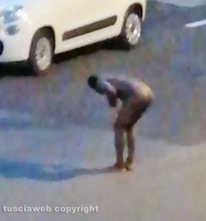 Tarquinia - Le immagini dell'uomo ripreso a ballare nudo in strada