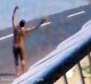 Tarquinia - Le immagini dell'uomo ripreso a ballare nudo in strada