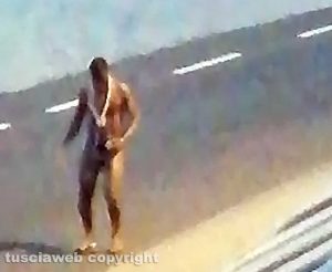 Tarquinia - Le immagini dell'uomo ripreso a ballare nudo in strada