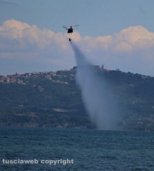L'elicottero CH dell'esercito passa sul lago