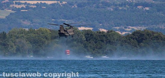 L'elicottero CH dell'esercito sul lago di Bolsena