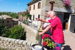 Latera - Dario Tramontana e Franco Ginanneschi indicano dove è caduto l'aereo nel giugno 1944