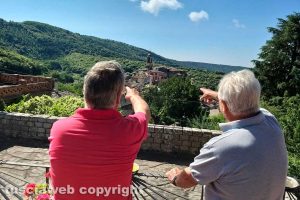 Latera - Dario Tramontana e Franco Ginanneschi indicano dove è caduto l'aereo nel giugno 1944