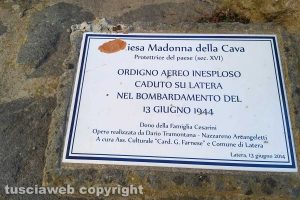 Latera - La lapide della bomba