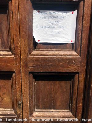 Viterbo - L'avviso affisso sulla chiesa di San Giovanni in Zoccoli, a via Mazzini