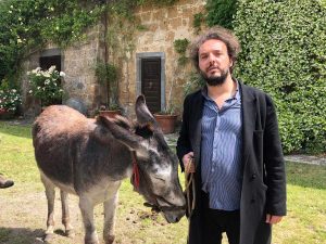 Giuseppe Sansonna durante le riprese del documentario nella Tuscia