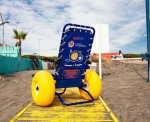  Montate nuove passerelle destinate a persone diversamente abili e distribuite 4 sedie job