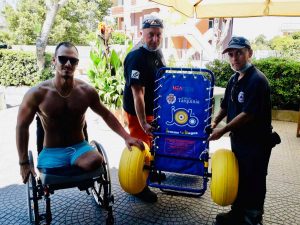  Montate nuove passerelle destinate a persone diversamente abili e distribuite 4 sedie job
