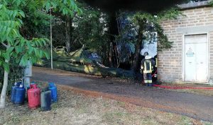 Acquapendente - Il capannone andato a fuoco - La cabina Enel e le bombole gpl