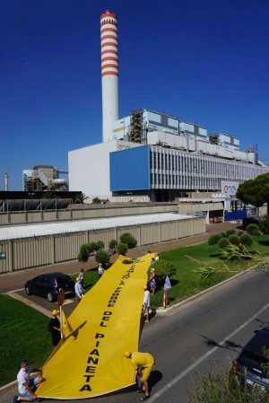 Blitz di Legambiente contro la centrale a carbone