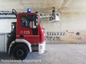 Viterbo - Cadono calcinacci in strada S. Lazzaro - I vigili del fuoco