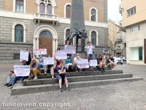 Viterbo - Il flash mob sullo stupro nel pub di CasaPound 