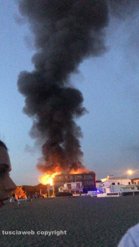 Albergo in fiamme a Montalto