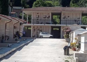 Orte - Auto nel cimitero