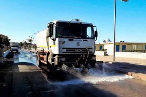 L'autobotte comunale pulisce le vie di Tarquinia