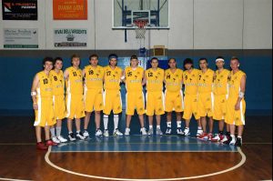 A destra Matteo Meneghetti con i compagni della Basket Pegaso Tarquinia