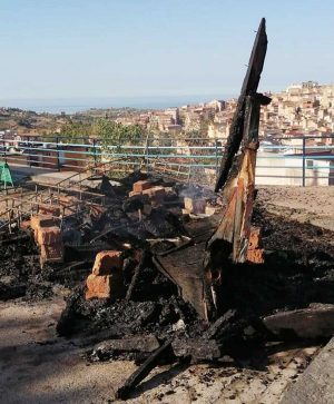Favara - Incendiato il barcone dei migranti