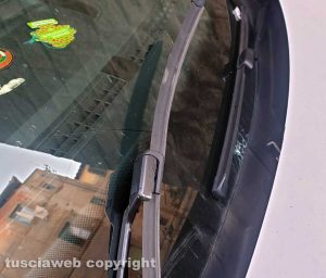 Distrutti i tergicristalli ad auto in via Cardinal La Fontaine