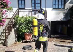 Montefiascone - Incendio in garage in via 8 marzo - L'intervento dei vigili del fuoco