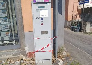 Montefiascone - Il parchimetro scassinato in via Dante Alighieri