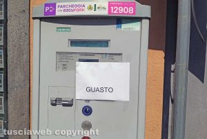 Montefiascone - Il parchimetro scassinato in via Dante Alighieri