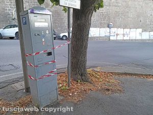 Montefiascone - Il parchimetro scassinato nel piazzale di fronte alla chiesa di San Francesco