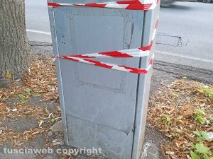 Montefiascone - Il parchimetro scassinato nel piazzale di fronte alla chiesa di San Francesco