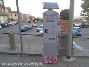 Montefiascone - Uno dei parchimetri scassinati in via Indipendenza